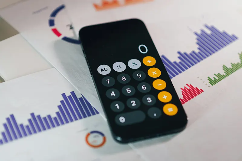 Telefon cu calculator peste niste grafice